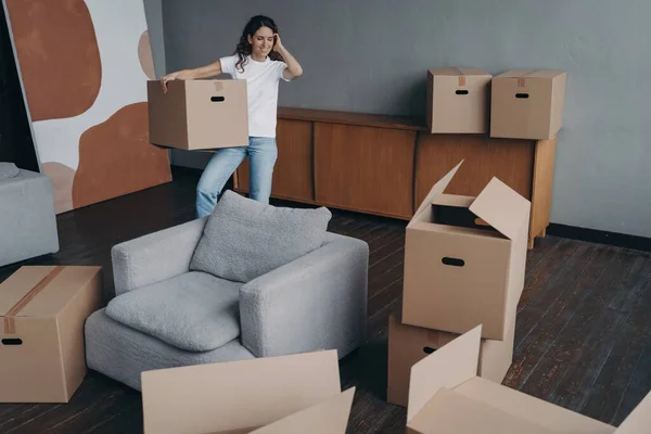 Una Joven Inquilina Sonriente Rodeada Cajas Cartón Mudándose Una Casa — Foto de Stock