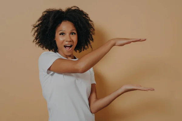 Зачарована Афро Американська Жінка Кучерявим Волоссям Показує Приклад Розміру Руками — стокове фото
