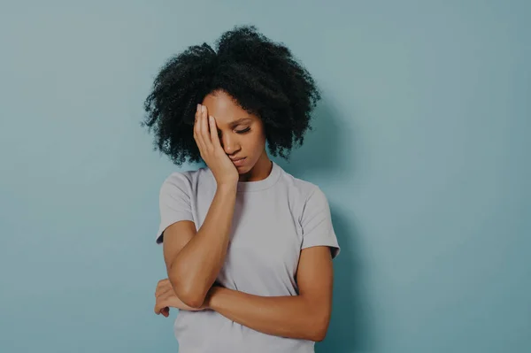 Upset African Woman Casual Clothes Holding Her Head Expressing Stress — Stock Photo, Image