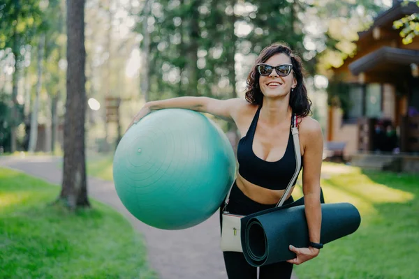 Joyeuse Instructrice Pilates Tenant Ballon Fitness Tapis Roulé Souriant Extérieur — Photo