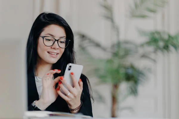 Glad Affärskvinna Glasögon Använder Smartphone Skickar Meddelanden Till Partner Arbetar — Stockfoto