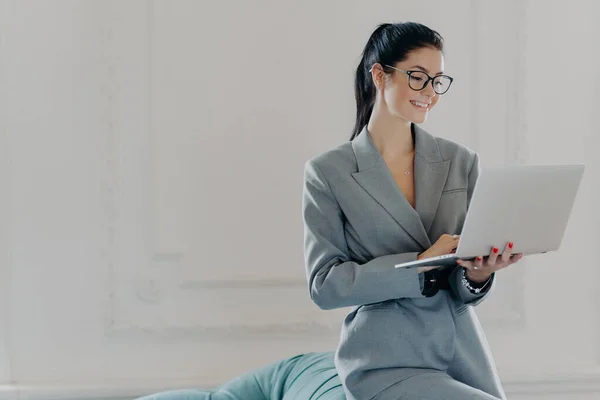 Glad Kvinnlig Entreprenör Formell Klädsel Fungerar Laptop Ett Modernt Businesscenter — Stockfoto