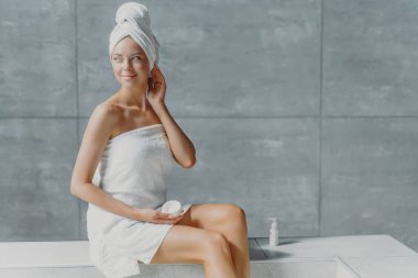 Düşünceli kadın vücut kremi sürüyor, çıplak omuzlar, temiz ten, spa 'dan hoşlanıyor..