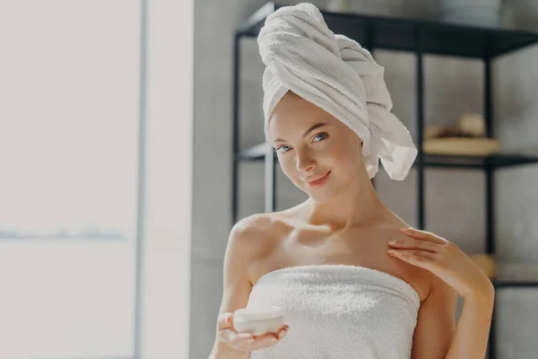 满意的女人用奶油 健康的皮肤 毛巾包扎 — 图库照片