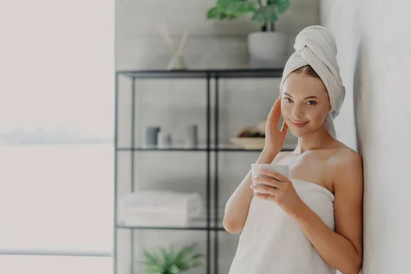기분좋은 여성은 반짝이는 수건으로 욕실에서 마시는 스파를 즐긴다 아름다움 과기분 — 스톡 사진