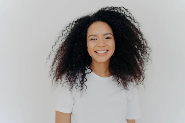 Leende Ung Kvinna Med Glada Ansikte Perfekta Tänder Klädd Nonchalant — Stockfoto