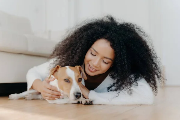 Relaxed Afro Woman White Sweater Plays Pets Cute Puppy Enjoying — Stock Photo, Image