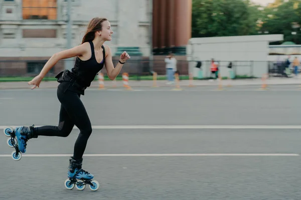Wanita Energik Bergerak Rollerblading Jalan Latar Belakang Jalanan Yang Kabur — Stok Foto