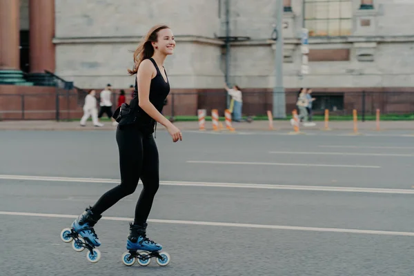 Modèle Fitness Gai Tenue Active Roller Dans Rue Urbaine Style — Photo