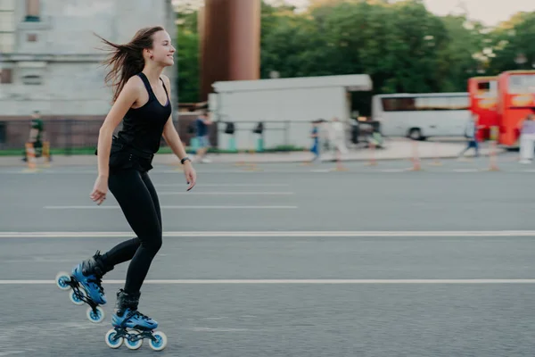 Wanita Rollerblades Energik Jalan Kota Tersenyum Rambut Gelap Angin Gaya — Stok Foto