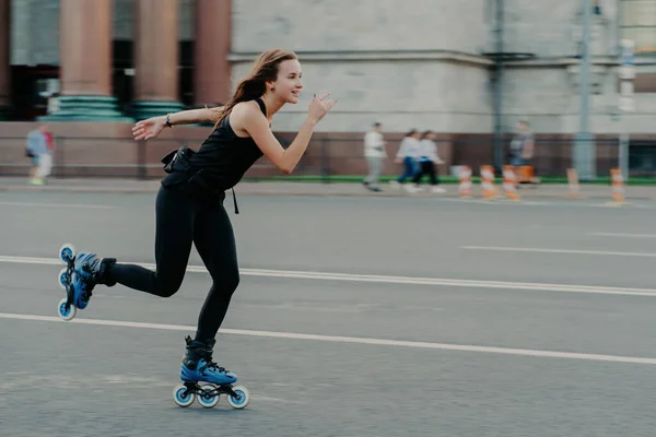 Wanita Eropa Aktif Rollerblading Kecepatan Tinggi Pakaian Hitam Latar Belakang — Stok Foto