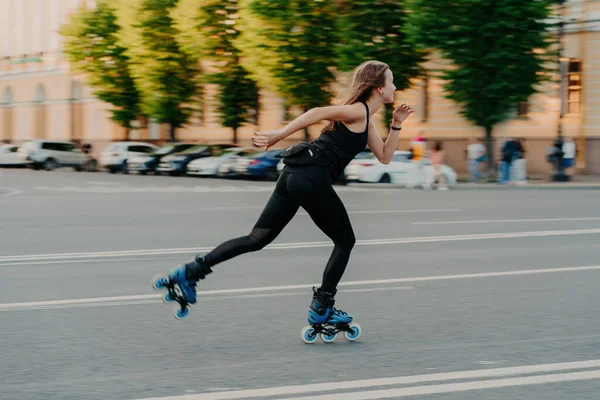Geschoolde Vrouwelijke Roller Hoge Snelheid Stadsweg Zonnige Dag Zwarte Actieve — Stockfoto