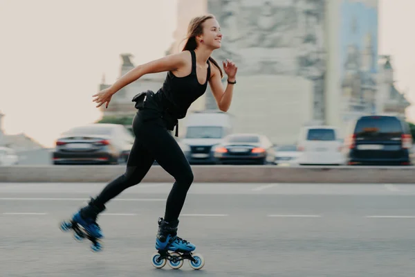 Νεαρή Λεπτή Γυναίκα Απολαμβάνει Γρήγορη Rollerblading Ρυθμό Φορώντας Μαύρο Shirt — Φωτογραφία Αρχείου
