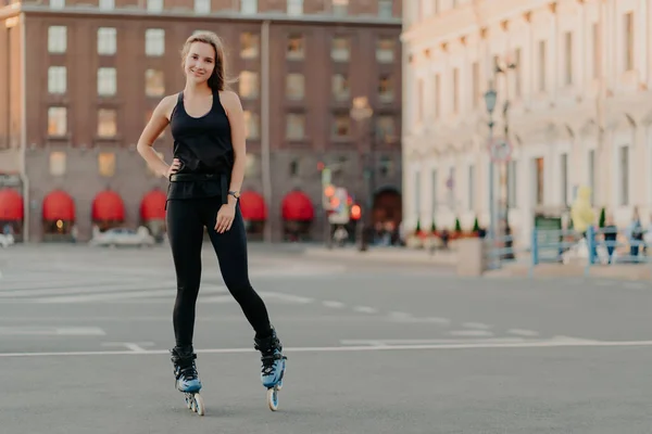 Active Woman Poses Rollerblades City Backdrop Embodies Sport Recreation Rolleskating — Stock Photo, Image