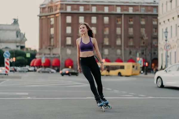 Wanita Kurus Yang Aktif Mengenakan Rollerblade Luar Ruangan Menikmati Kebugaran — Stok Foto