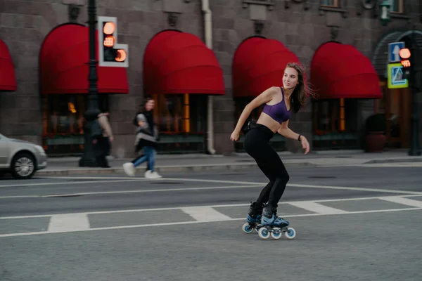 여자는 도시에서 로울러 스케이트 취미를 즐기고 기분을 정기적으로 운동을 건강을 — 스톡 사진
