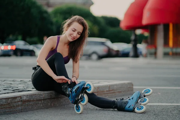 Junge Frau Genießt Freizeit Fitness Und Erholung Sie Zieht Rollschuhe — Stockfoto
