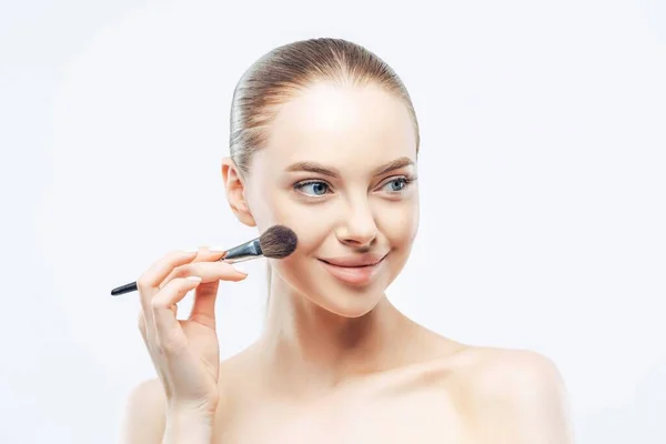 Europese Vrouw Onderwijst Make Cosmetica Met Borstel Glimlacht Geïsoleerd Witte — Stockfoto