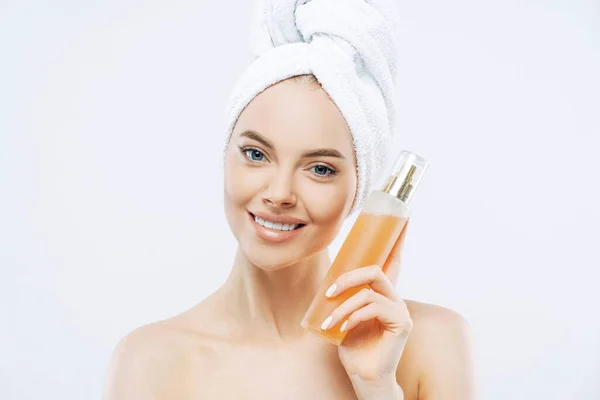 Glimlachende Vrouw Houdt Grote Florale Parfum Fles Goed Verzorgde Teint — Stockfoto
