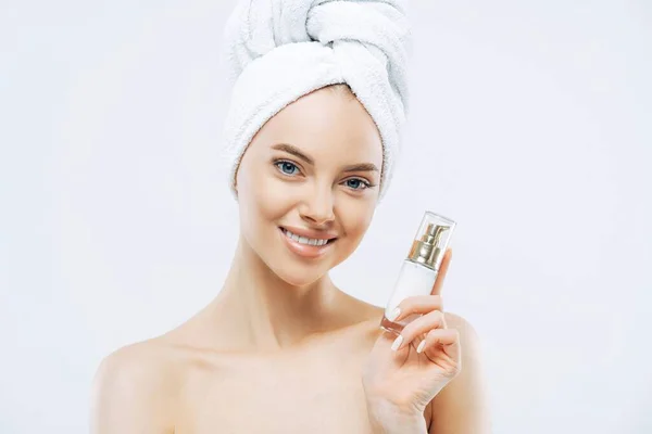 Glimlachende Vrouw Met Cosmetisch Product Verzorgde Huid Handdoek Het Hoofd — Stockfoto