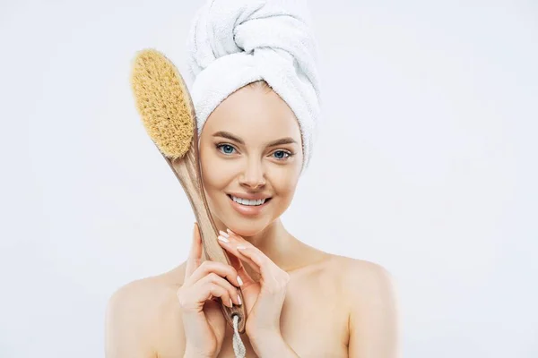 Glimlachende Vrouw Met Natuurlijke Make Gezonde Huid Houdt Badborstel Handdoek — Stockfoto