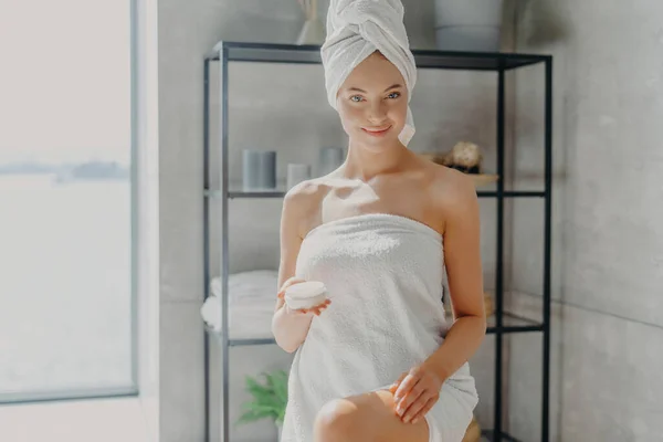 Zadowolona Kobieta Ręczniku Jedwabne Nogi Uśmiech Produkt Kosmetyczny Prysznicu Depilacja — Zdjęcie stockowe