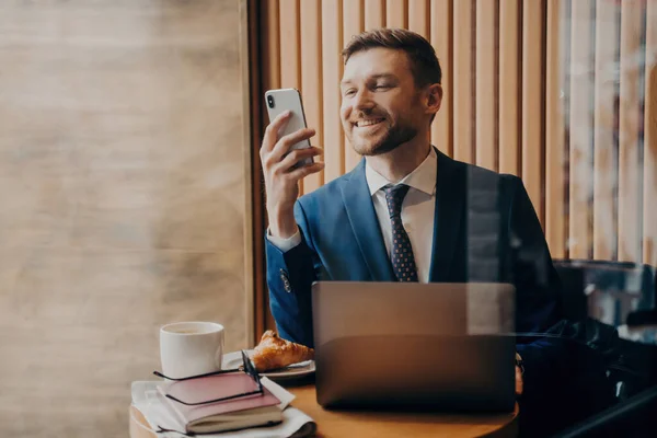 Hombre Negocios Azul Adecuado Sonriente Teléfono Comprobación Trabajo Remoto Acogedora — Foto de Stock