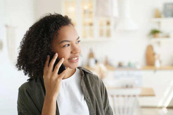Vänlig Tjej Med Afro Hår Pratar Telefon Hemma Leende Tonåring — Stockfoto