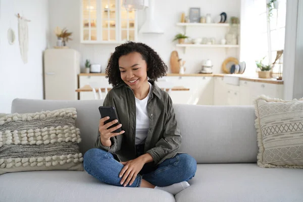 Щаслива Дівчина Спілкується Онлайн Використовує Телефонні Додатки Сидить Дивані Вдома — стокове фото