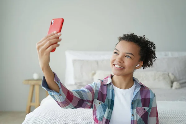 Бірао Підліток Блогер Балакає Онлайн Через Телефонний Відеодзвінок Використовує Сучасні Стокове Зображення