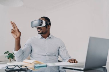 VR gözlükleri, dizüstü bilgisayarda siber uzay çalışmaları. Yönetici yüksek teknoloji aletler, artırılmış gerçeklik, iş.