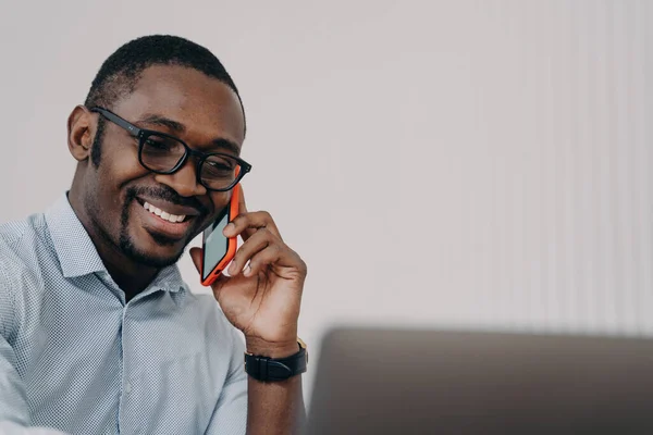 Przyjazny Afroamerykanin Biznesmen Uśmiechnięty Odpowiada Rozmowy Biznesowe Patrzy Ekran Laptopa — Zdjęcie stockowe