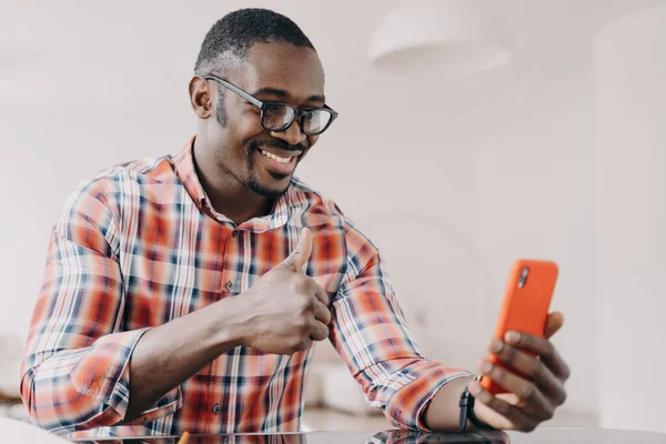 Usmívající Afroameričan Brýlích Ukazuje Palce Nahoru Chatuje Videohovoru Drží Smartphone — Stock fotografie