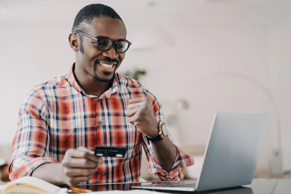 Szczęśliwy Afroamerykanin Używa Bankowości Internetowej Robi Tak Gestem Kartą Kredytową — Zdjęcie stockowe