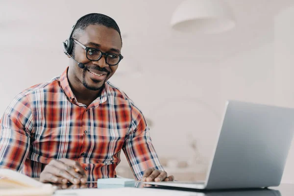 Счастливый Афроамериканец Беспроводной Гарнитуре Учится Онлайн Ноутбуке Наслаждаясь Электронным Обучением — стоковое фото
