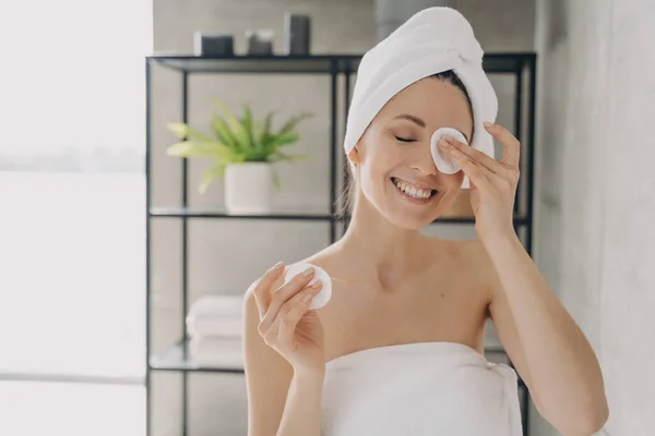 女の子は入浴後にタオルで肌 魅力的な女性を浄化します 自宅で幸せな女性のシャワー 繊細なスキンケア — ストック写真