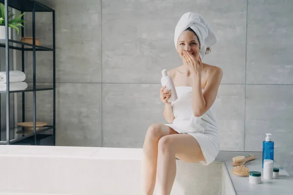ヨーロッパの美しさをリラックス バスルームで笑う 魅力的な女性 タオルラップ 化粧水を適用します ホームシャワー 抗セルライトマッサージ — ストック写真