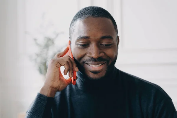 Lächelnder Afrikanischer Mann Büro Führt Geschäftliche Gespräche Auf Dem Handy — Stockfoto