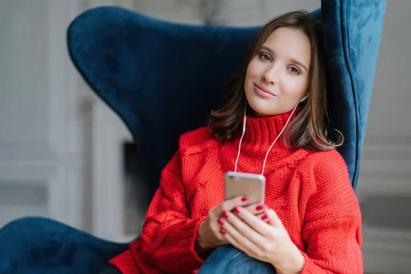 Teen Girl Red Sweater Enjoys Music Earphones Using Smartphone App — 스톡 사진