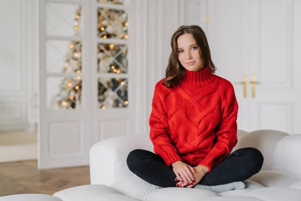 Housewife Red Sweater Sits Lotus Pose Couch New Year Tree Zdjęcie Stockowe