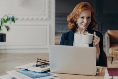 Kızıl saçlı kadın: webinar, proje araştırması, kahve, masaüstü pozu, e-öğrenme, otomatik eylem.