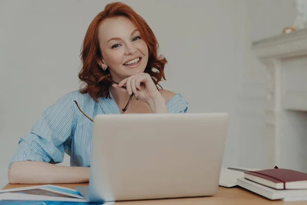 Samozatrudniona Freelancer Uśmiecha Się Podczas Pracy Nad Startem Używając Laptopa — Zdjęcie stockowe