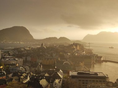 Alesund, Norveç: 6 Mayıs 2022 - Aksla viewpoin 'den görülen yağmurdan sonra Alesund' un panoramik manzarası