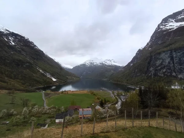 Geirangerfjord Einem Regnerischen Tag Mit Schneekappenbergen Hintergrund — Stockfoto