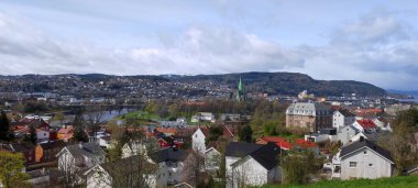 Trondheim, Norveç - 8 Mayıs 2022 Festningsparken 'den Trondheim' ın panoramik görüntüsü