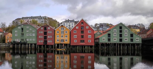 Trondheim Noorwegen Mei 2022 Typische Kleurrijke Houten Gebouwen Palen Langs — Stockfoto