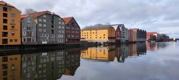 Тронхейм Норвегия Мая 2022 Года Типичные Красочные Деревянные Здания Сваях — стоковое фото