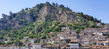 Berat, Arnavutluk - 5 Haziran 2022: 1000 pencereli bir kasabanın panoramik manzarası