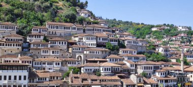 Berat, Arnavutluk - 5 Haziran 2022: 1000 pencereli bir kasabanın panoramik manzarası