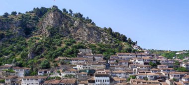 Berat, Arnavutluk - 5 Haziran 2022: 1000 pencereli bir kasabanın panoramik manzarası